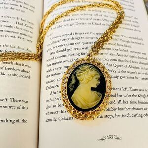 Vintage Cameo Pendant Necklace Mirror Back Oval Gold Toned Metal‎ Original Box